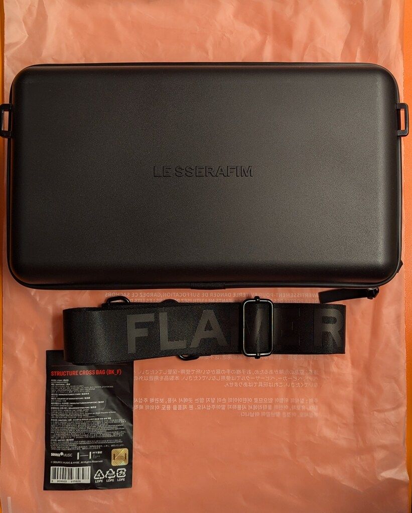 LE SSERAFIM OVERSIZED BAG (BK_F) 【公式通販】