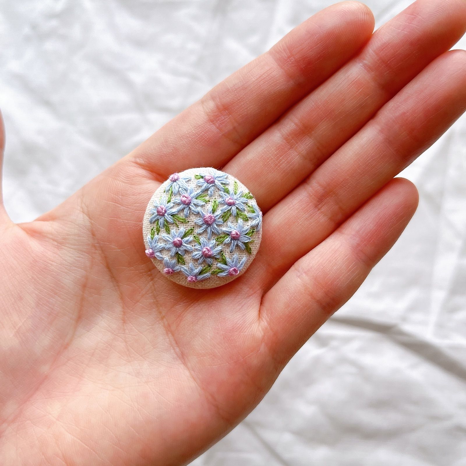 刺繍くるみボタン❁沢山のお花たち④❁ - ヘアゴム