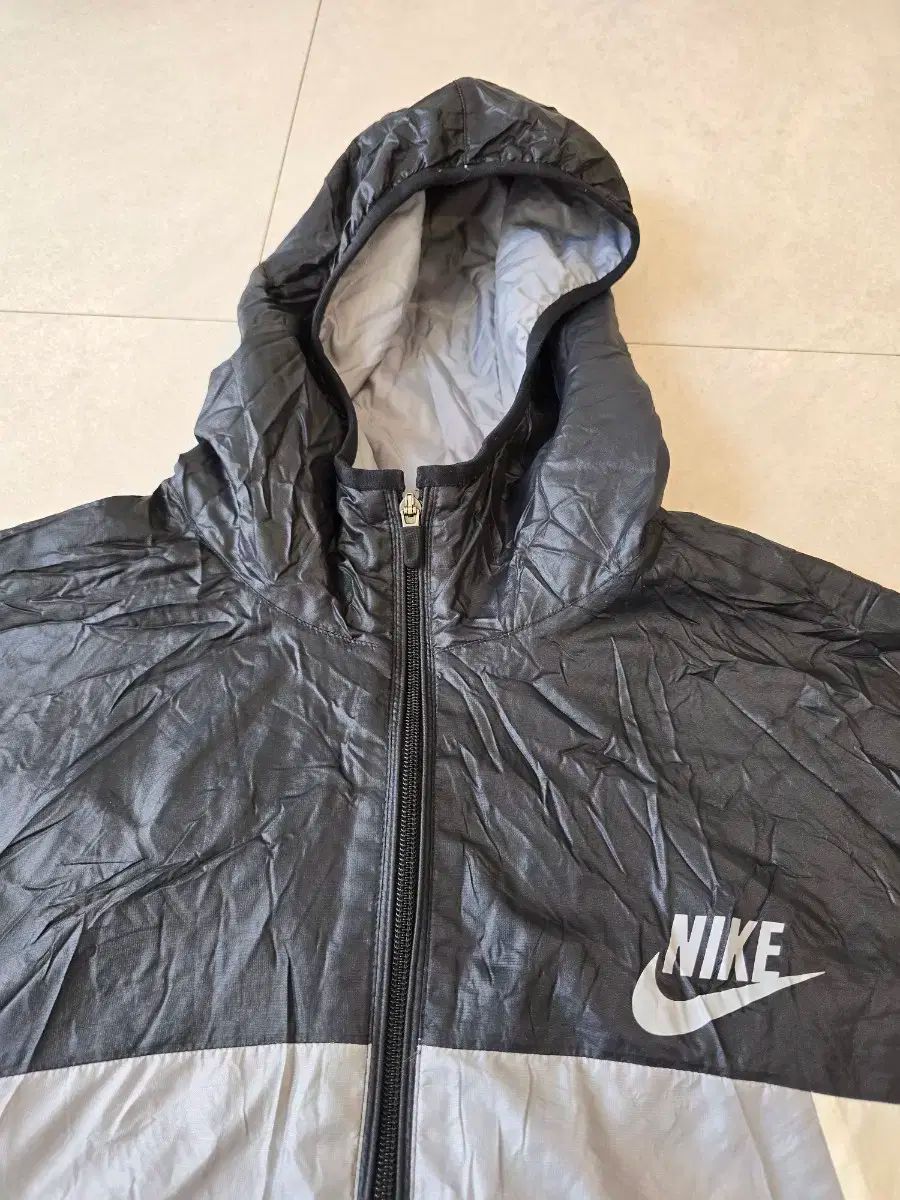 Nike(ナイキ） フード付き ジップアップパーカー ブルゾン