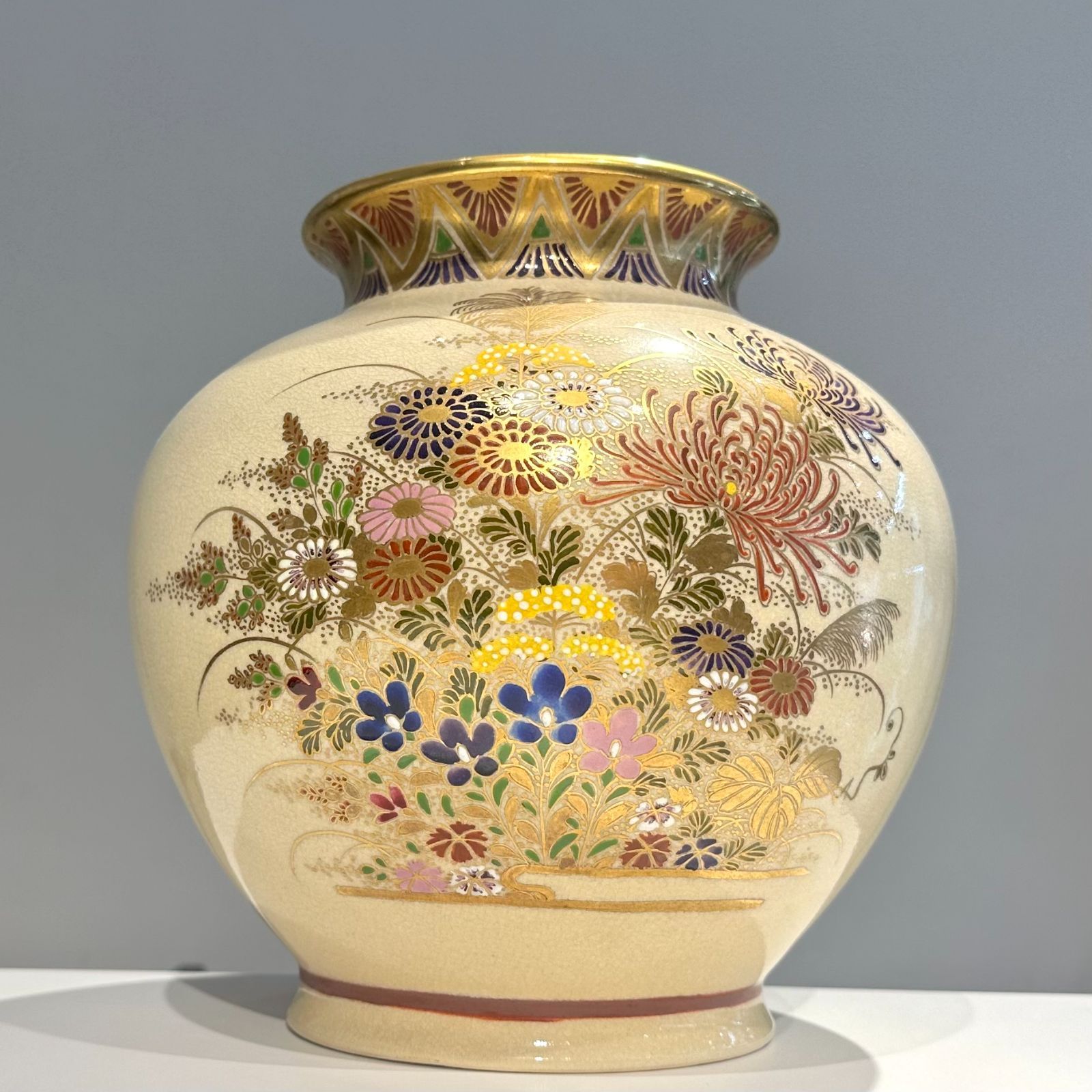 薩摩焼 花瓶 壺 乳白色 工芸品 伝統工芸 薩摩焼の乳白色の壺 穏やかな美と伝統の調和 MaiTransit（マイトランジット） メルカリ