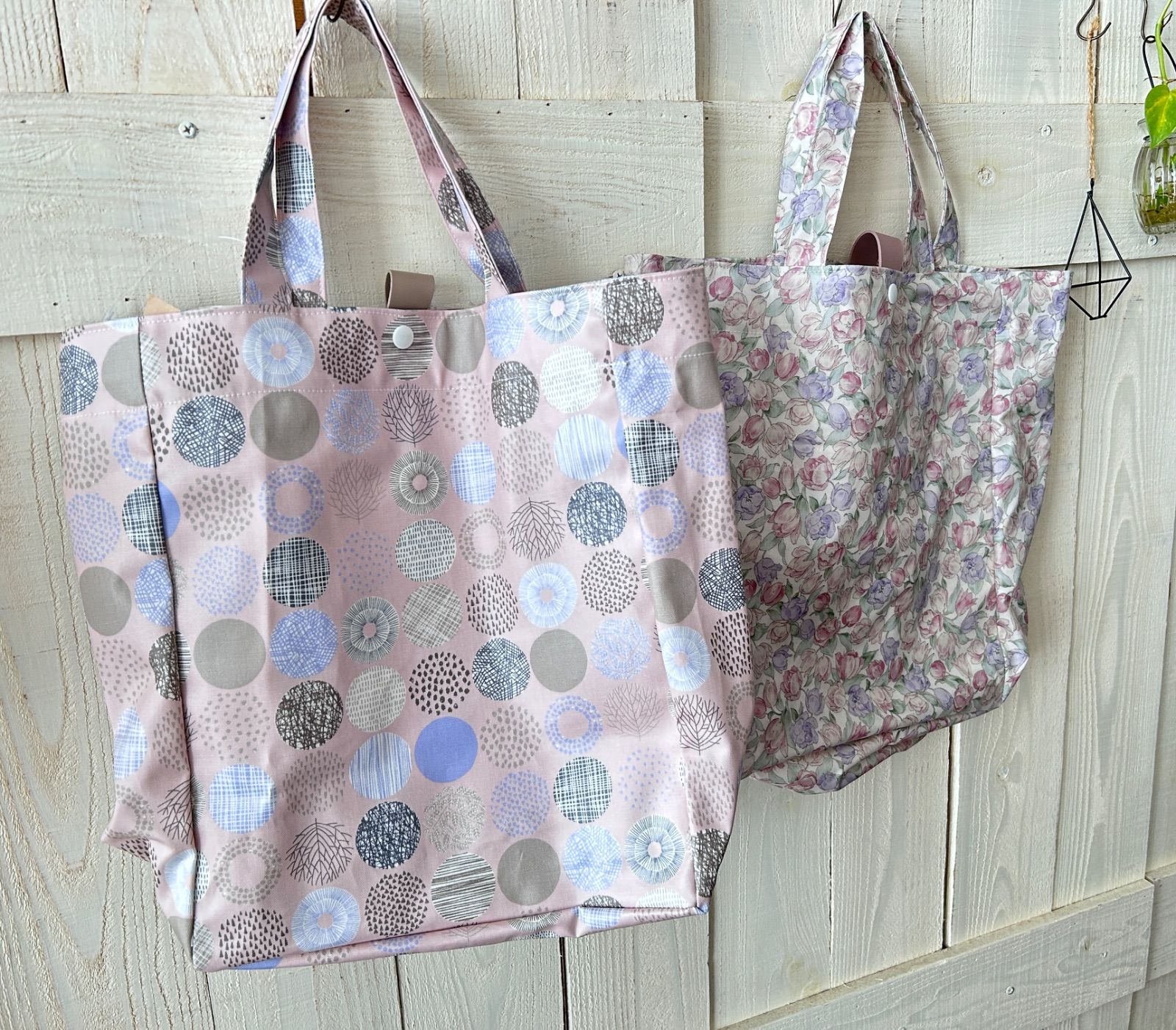 ラミネート素材でちょっとの雨なんてへっちゃら！　A４サイズのファイルが入る　縦型トートバッグ　マチ厚め