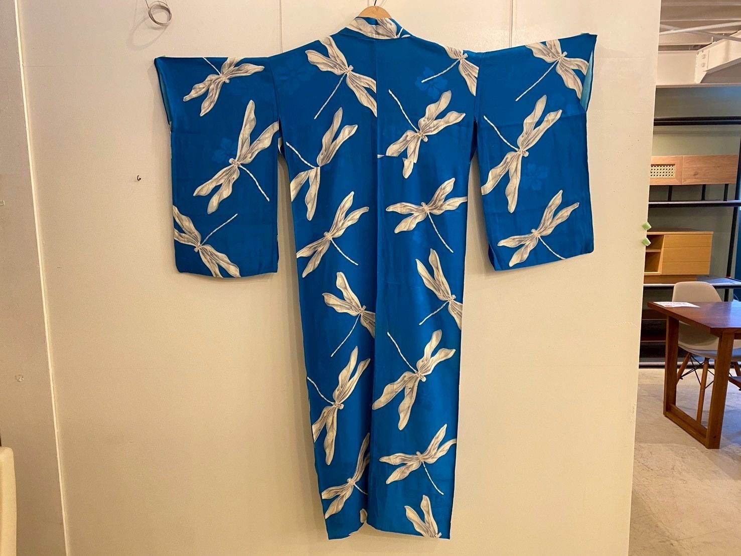 日本の美 アンティーク正絹絽着物 五つ紋色留袖 濃紺 家紋中陰蔦 孔雀 刺繍 日本の美 アンティーク正絹絽着物 五つ紋色留袖 濃紺 家紋中陰蔦 孔雀