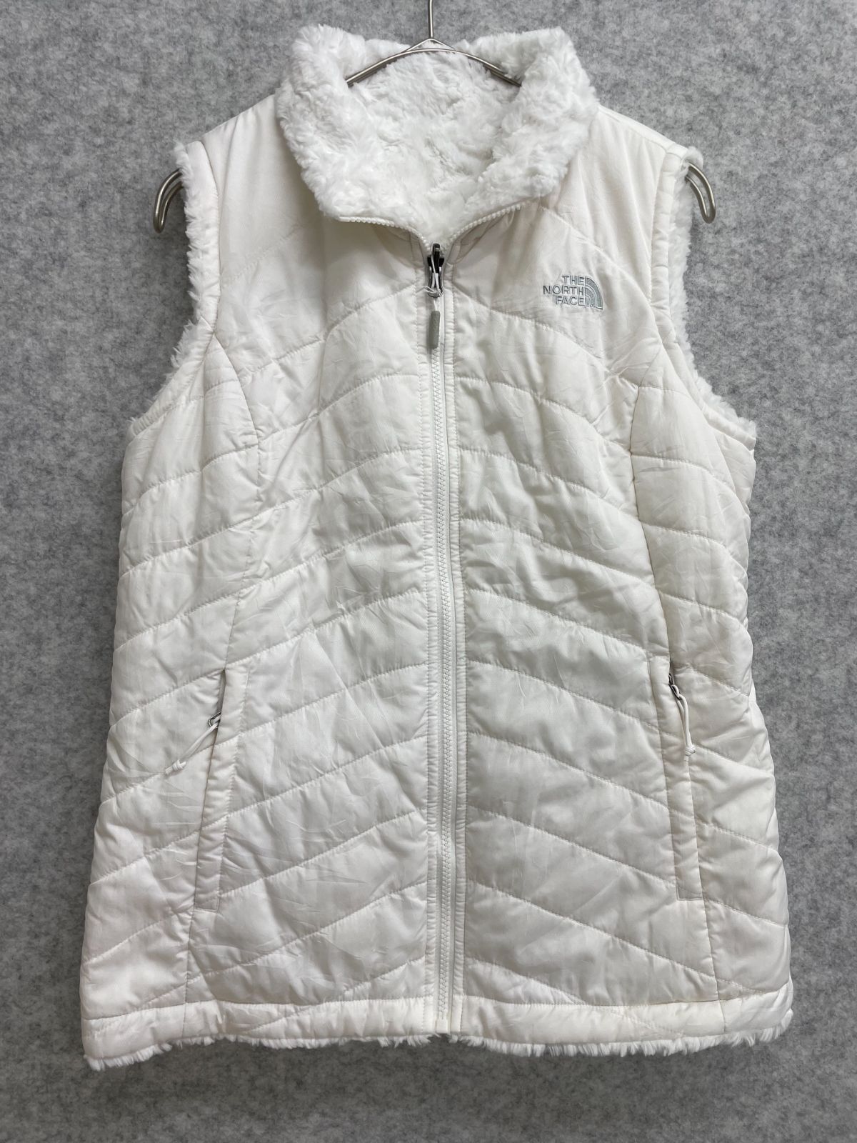 THE NORTH FACE 中綿ベスト フリースベスト リバーシブル ホワイト 刺繍ロゴ シルバーロゴ ポケット付き ベストジャケット レディースM