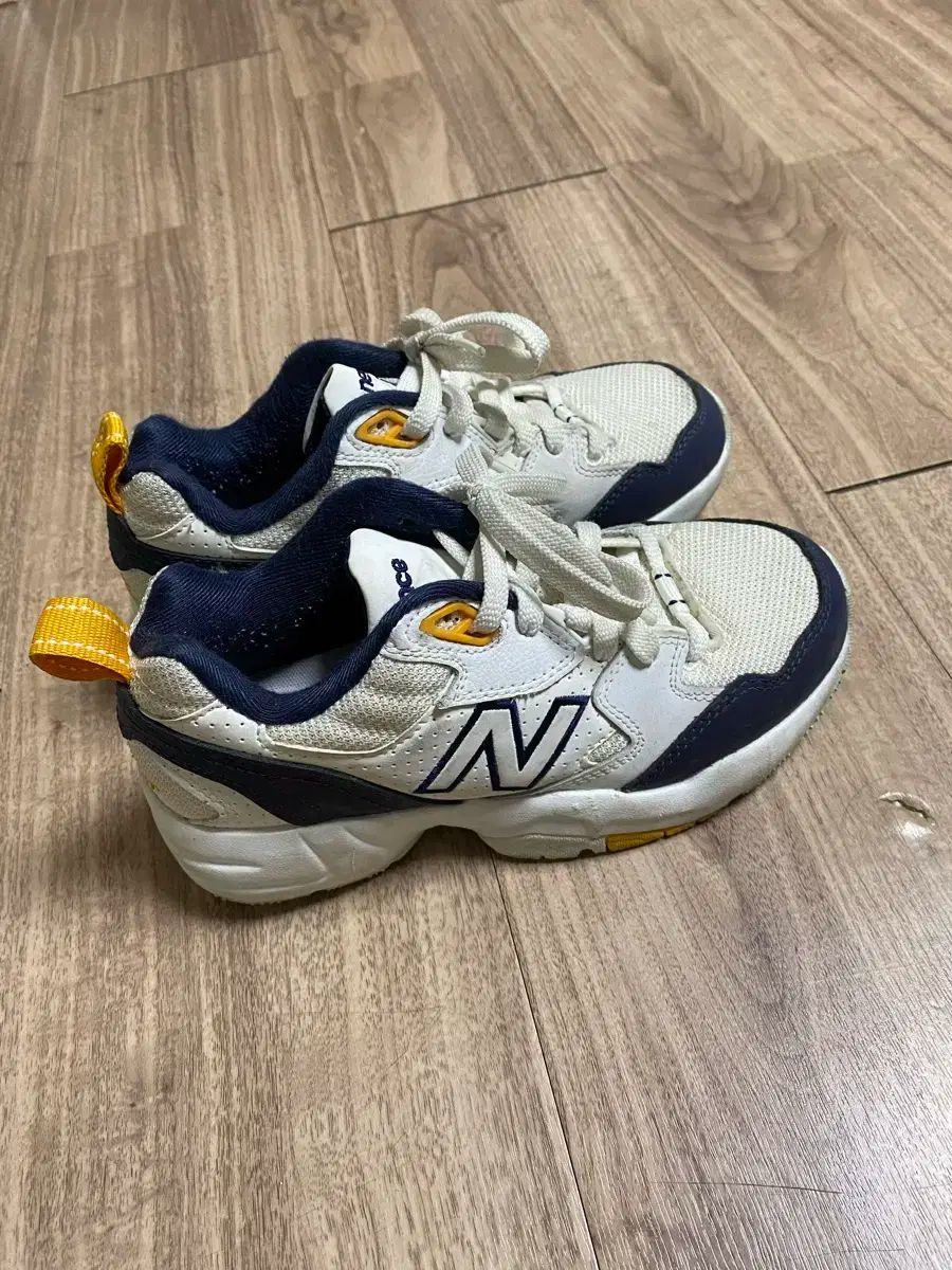 225 New Balance ニューバランス スニーカー キッズ