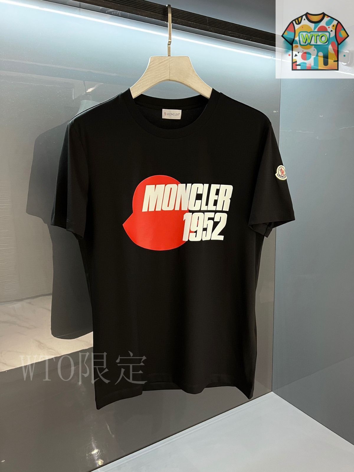 追跡送料込☆MONCLER☆エンボス加工プリントロゴ Tシャツ MONCLER (モンクレール) 23SS エンボス カレッジロゴ Tシャツ