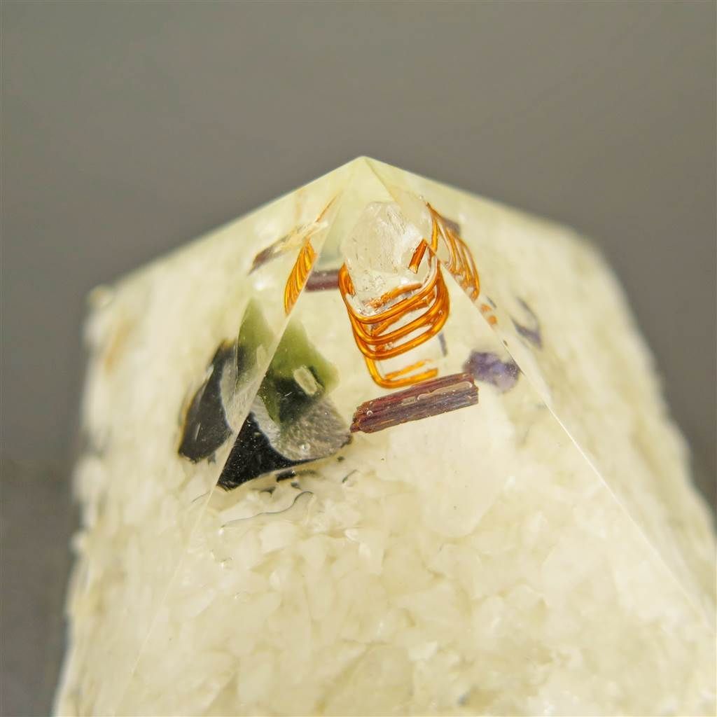 Hu0026E社 オルゴナイト ピラミッド 【シナジー12】 (榎本通商kep067