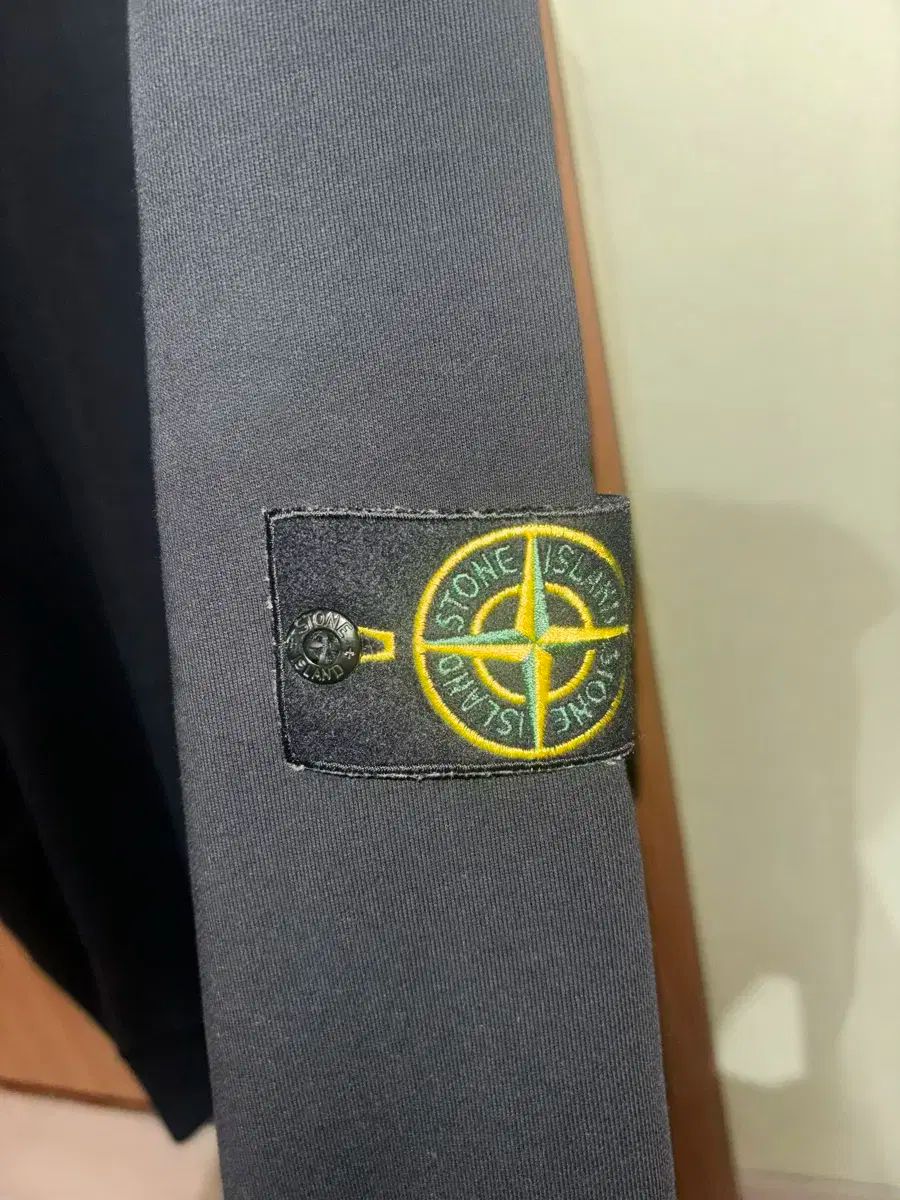 STONE ISLAND(ストーンアイランド) パーカー L 黒