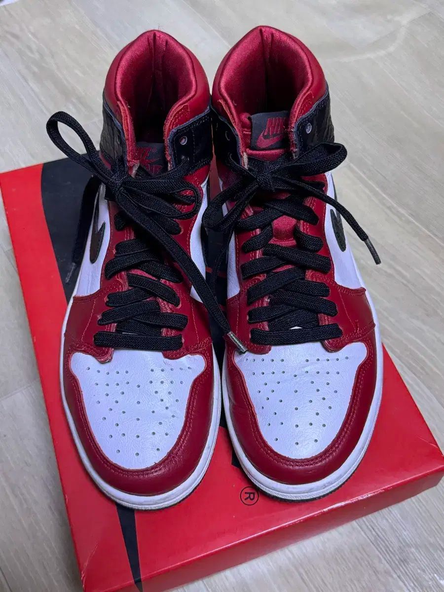 ジョーダン 1 ハイ og サテンレッド ／ サテンスネーク 235