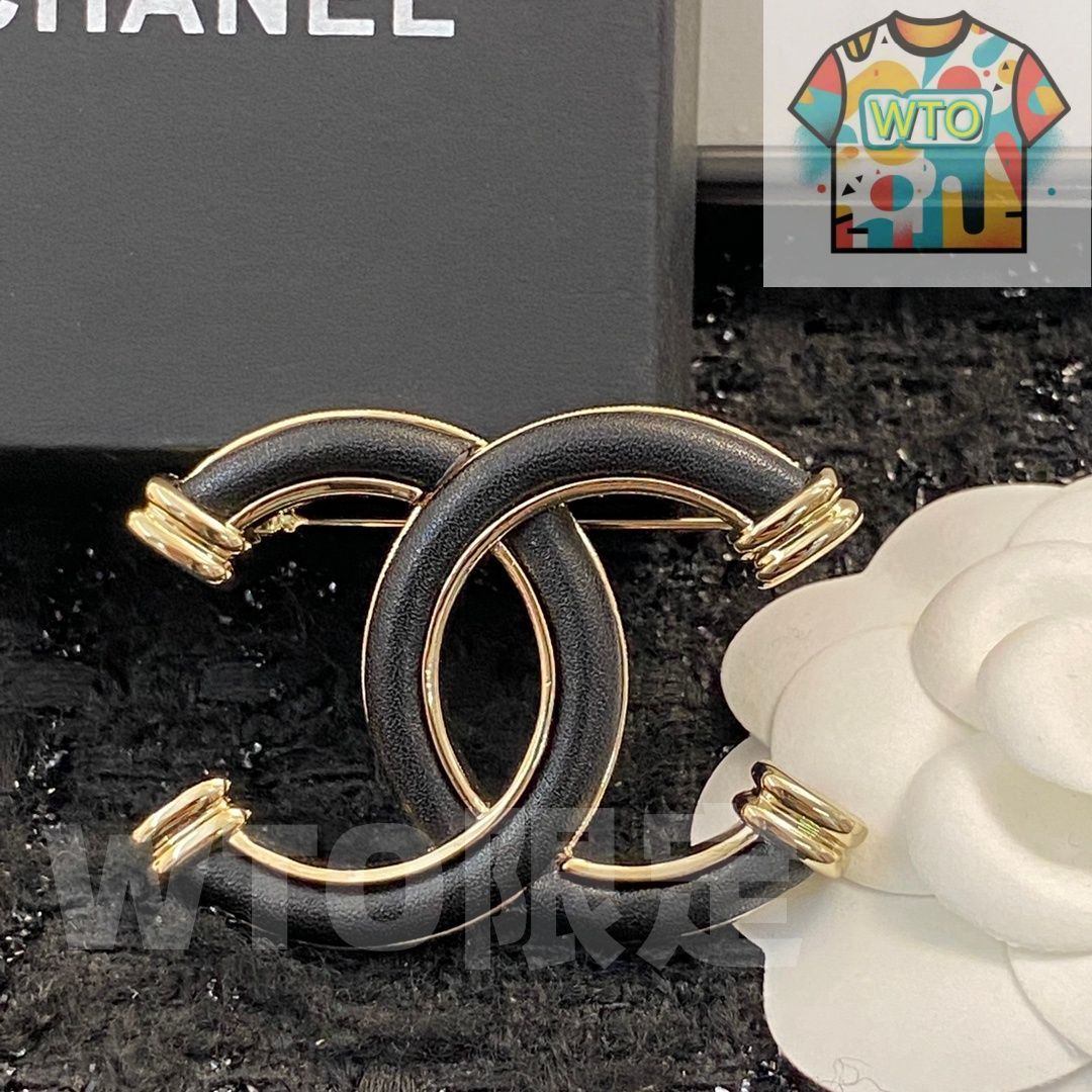 【匿名配送】CHANELシャネル　レザー　ブローチ　❤︎ 今日WTO】CHANEL シャネル 22 年新作 羊革 ダブル C ブローチ