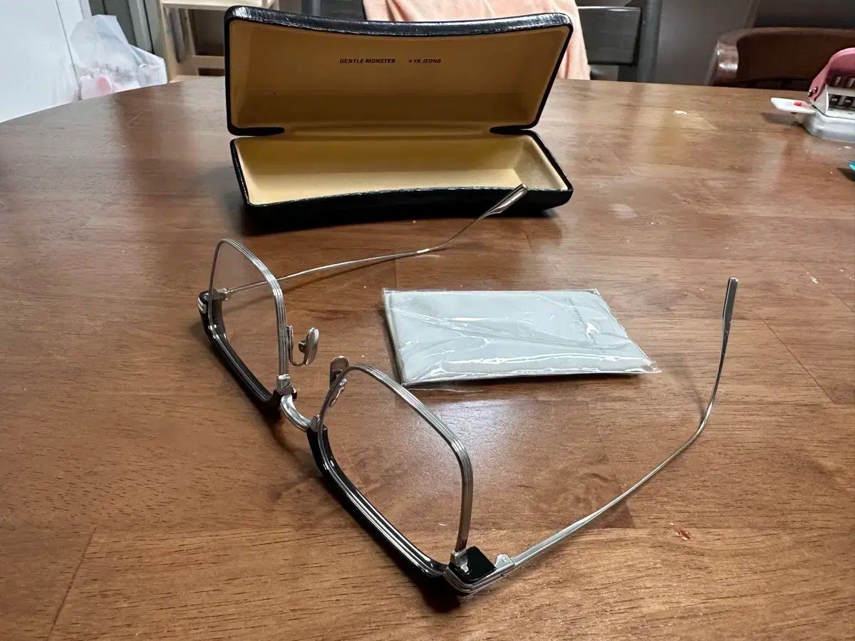 ジェントル モンスター ルック YK 01 メガネ ケース メガネ拭き付き