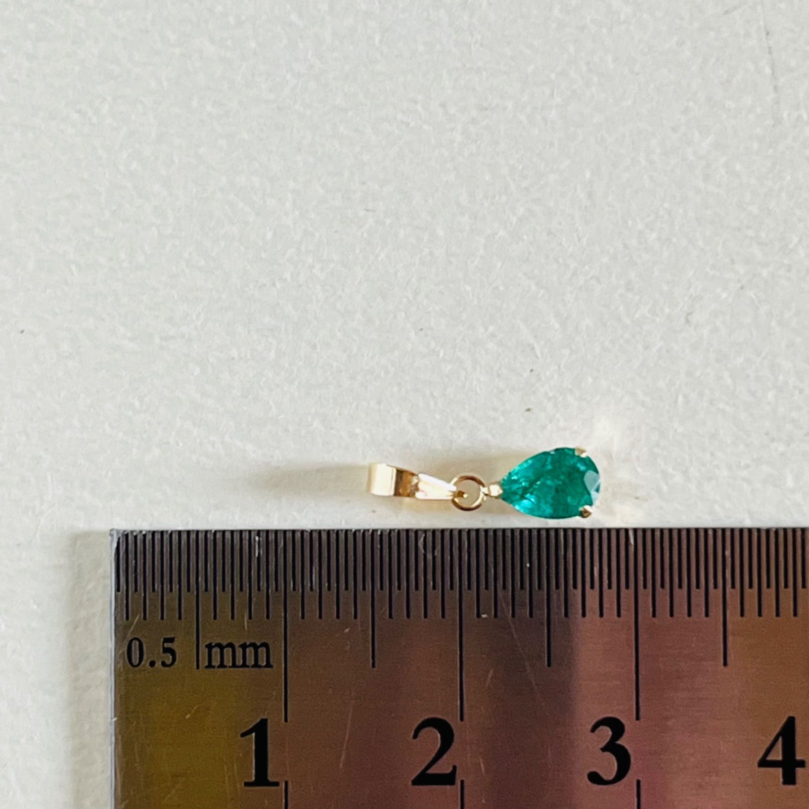 K18エメラルド　ペンダントトップ　チャーム　18金　カラーストーン　天然石 K18 天然石エメラルド ペンダントトップ 18金イエローゴールド