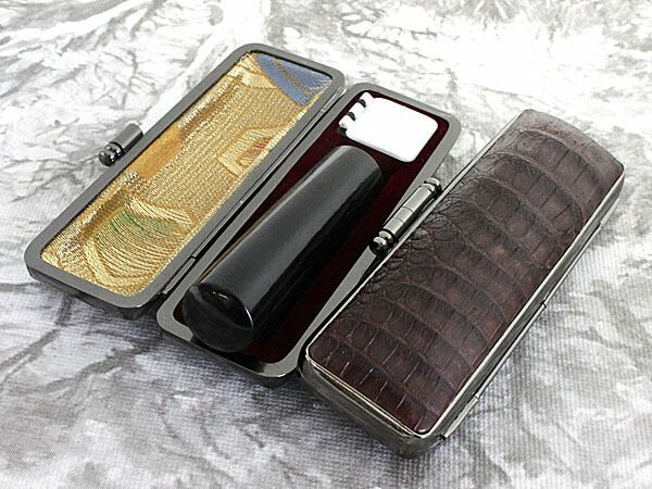 ◇印鑑 認印 銀行印 あたり 10.5mm または 12mm 黒水牛 アタリ付き はんこ 認め印 印鑑セット ケース付き ワニ革 カイマンワニ 茶色 つやなし 印鑑ケース 朱肉付き 旧字 カタカナ ローマ字 英語 外国人 作成 プレゼント ギフト 送料無料
