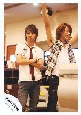 中古】生写真(ジャニーズ) KAT-TUN/中丸雄一・上田竜也/膝上・衣装白