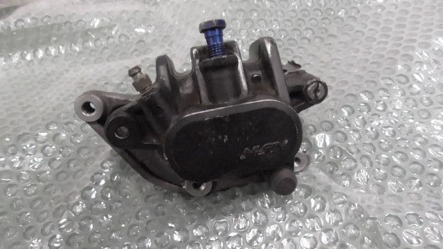 GSX400インパルス　GK79A-106xxx　の　Fキャリパー 左:#1707266250