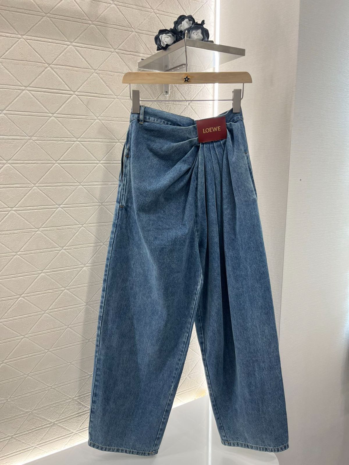 LOEWE タック入りブルーワイドレッグデニム