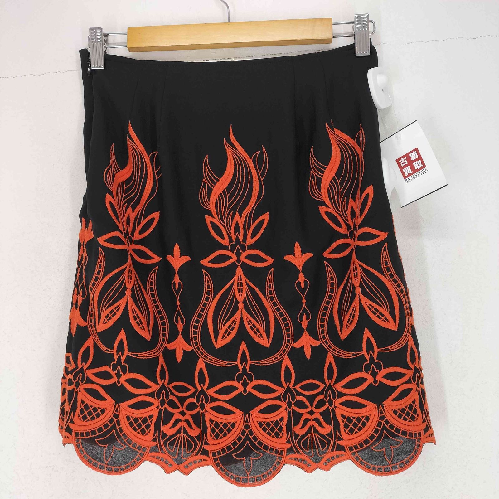 ヴィヴィアンタム VIVIENNE TAM 刺繍デザインタイトスカート