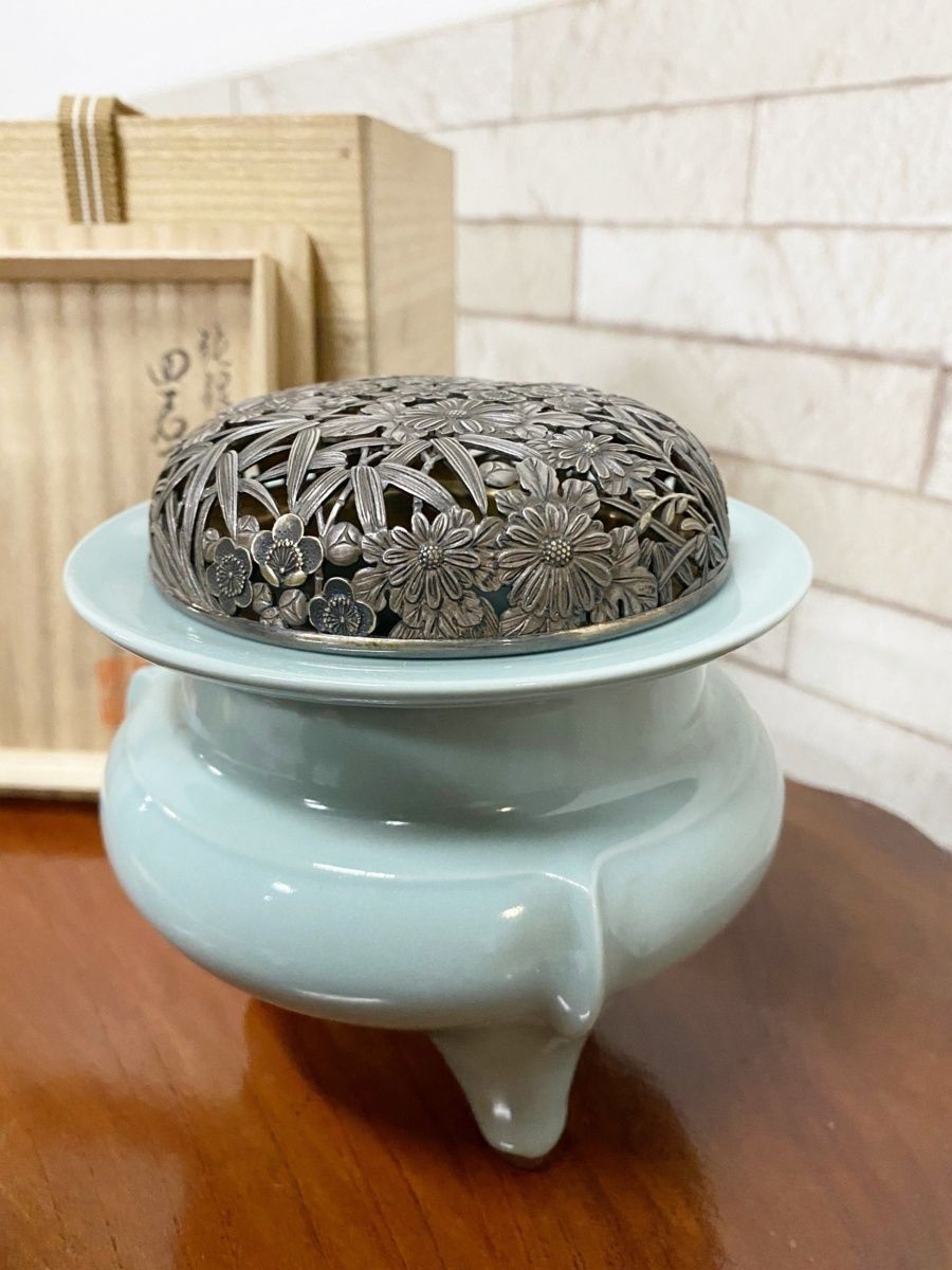 ○ 諏訪蘇山 二代目 青磁袴腰香炉 花紋透彫 純銀火舎