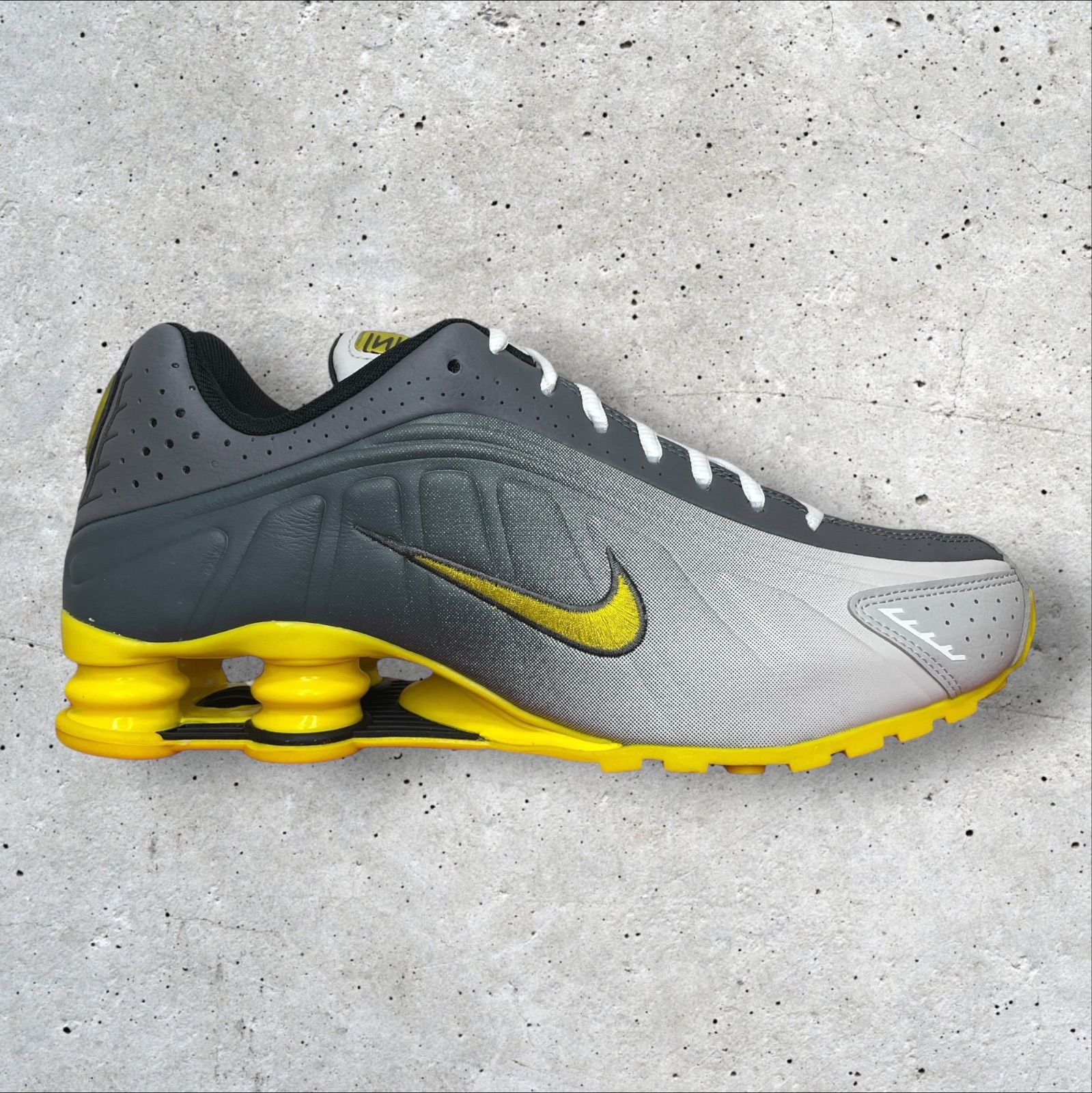 定価:23100円 NIKE SHOX R4 SE VAST GREY/BRIGHT CITRON-LT GRAPHITE