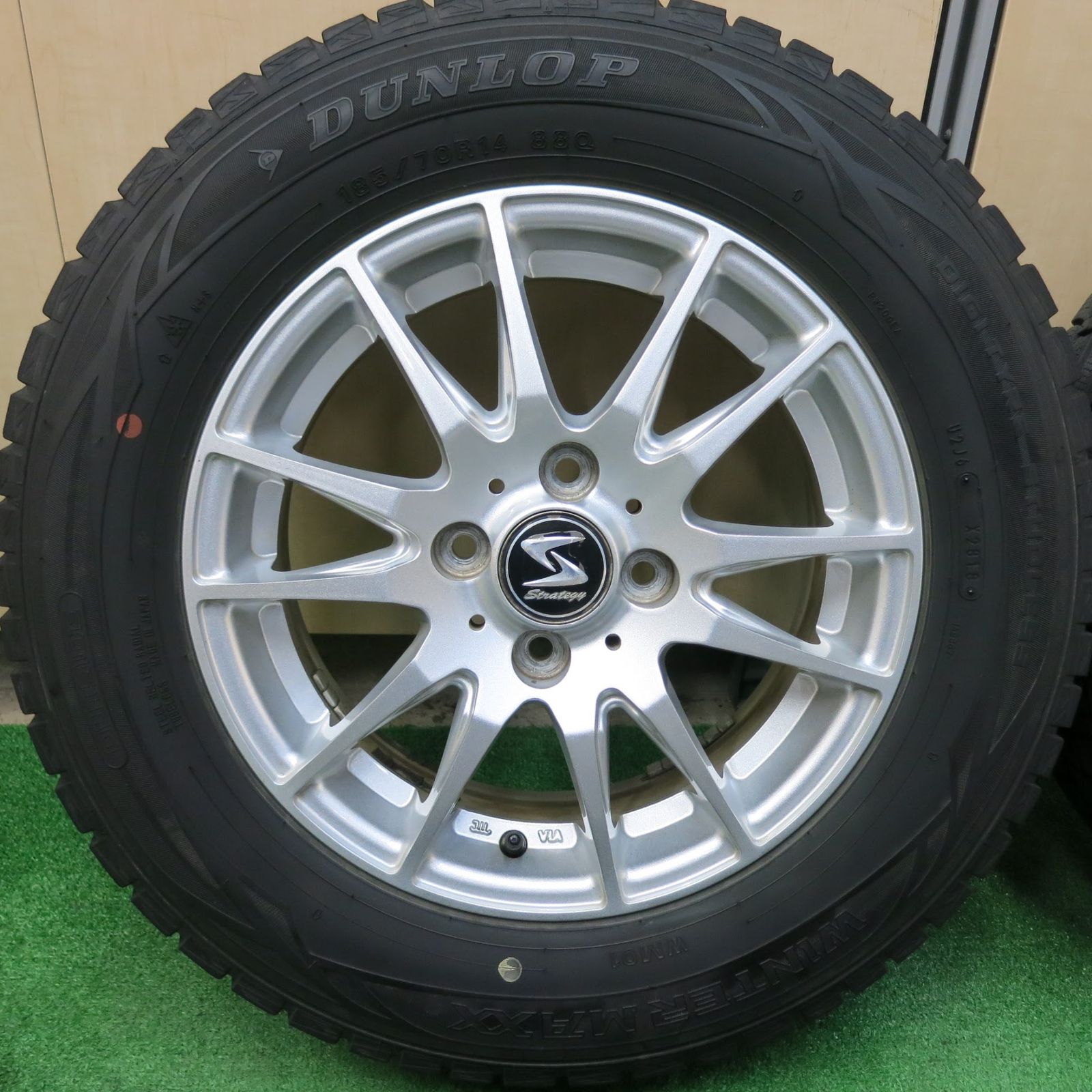 送料無料]バリ溝！9分☆スタッドレス 185/70R14 ダンロップ ウインター