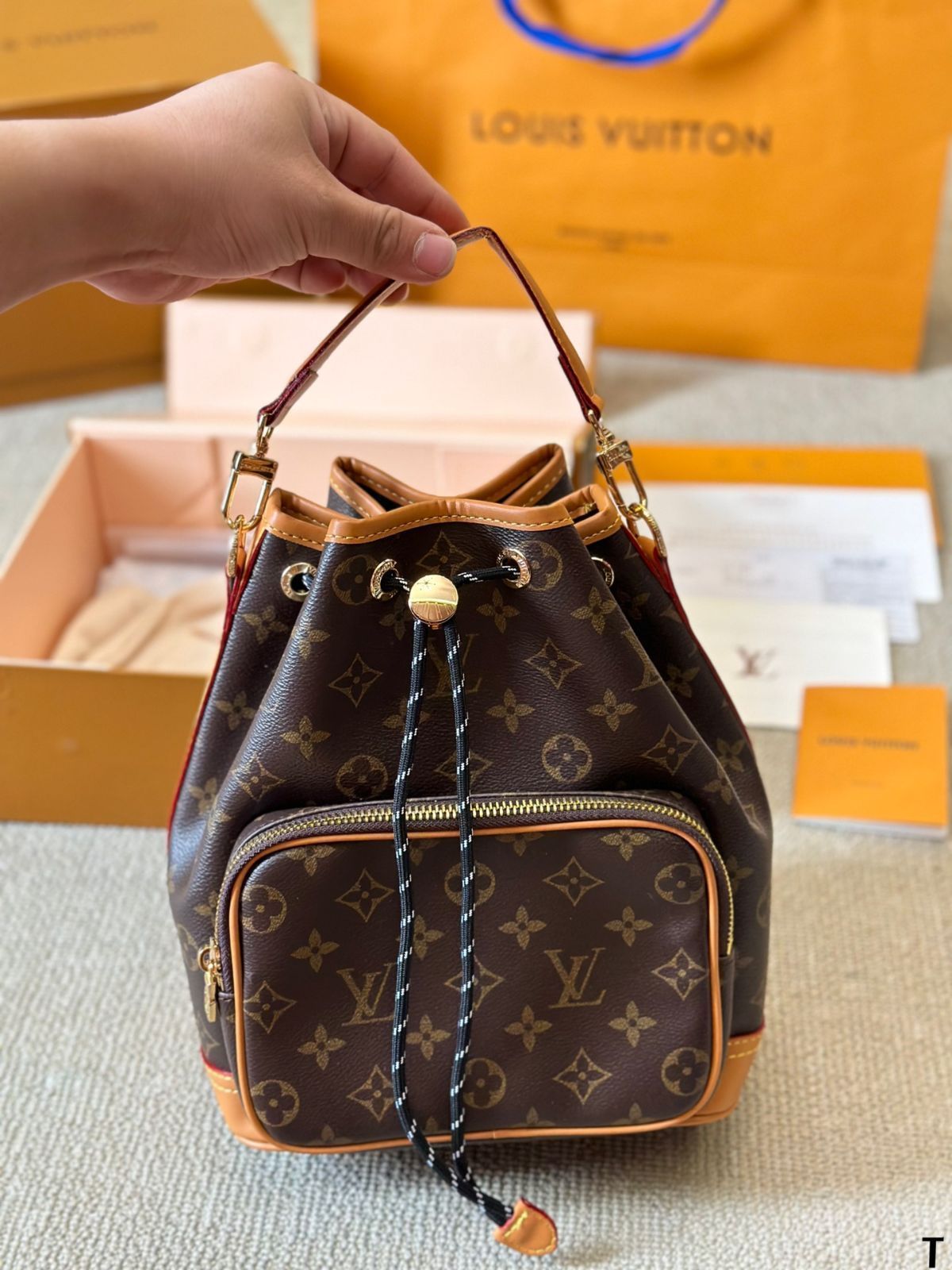 【旅行に最適♡】Louis Vuitton ハンドバッグ Louis Vuitton、リュックサック、手首バッグ、旅行バッグ、手に