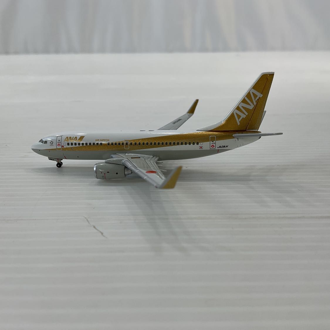 全日空商事 1/200 ANA B737-700 ゴールドジェット JA01AN NH20019