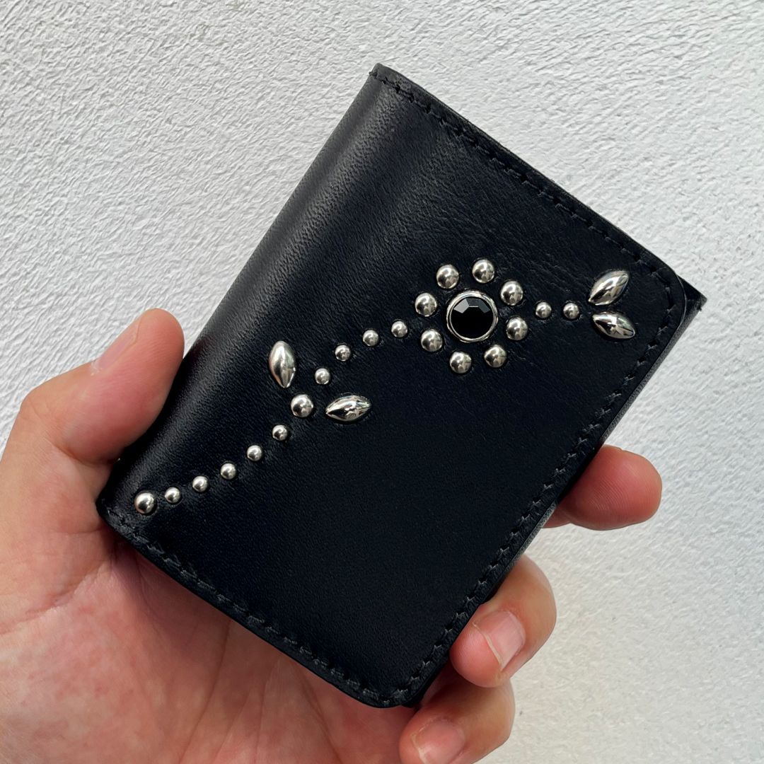 栃木レザー コンパクト財布 スタッズウォレット 三つ折り財布 新品 ブラック 栃木レザー 三つ折りコンパクト財布 ［スタッズカスタム WL-002