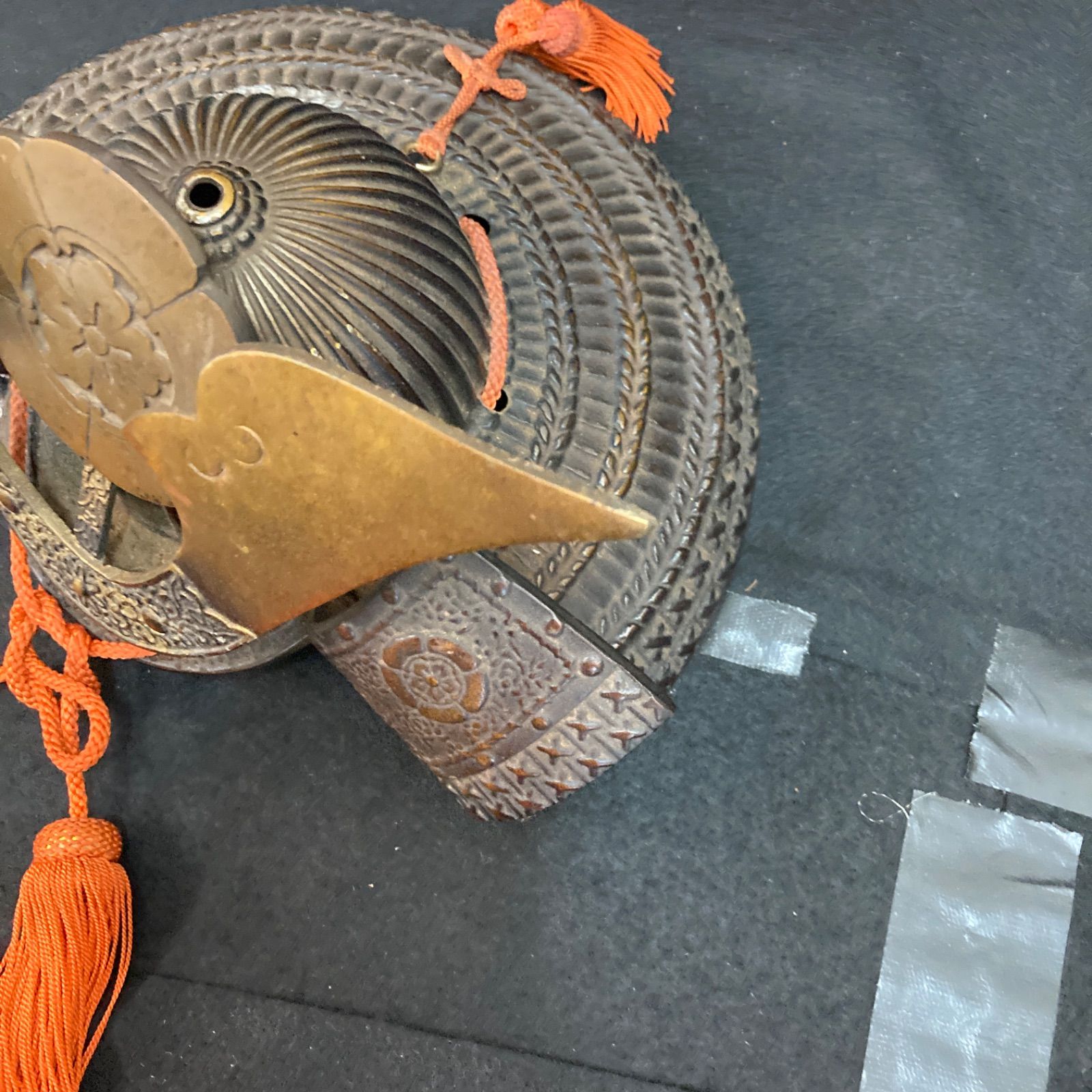 兜 鋳鉄製 置物 高さ18cm 幅30cm 奥行25cm重量3.4kg 置物 兜飾り 兜 