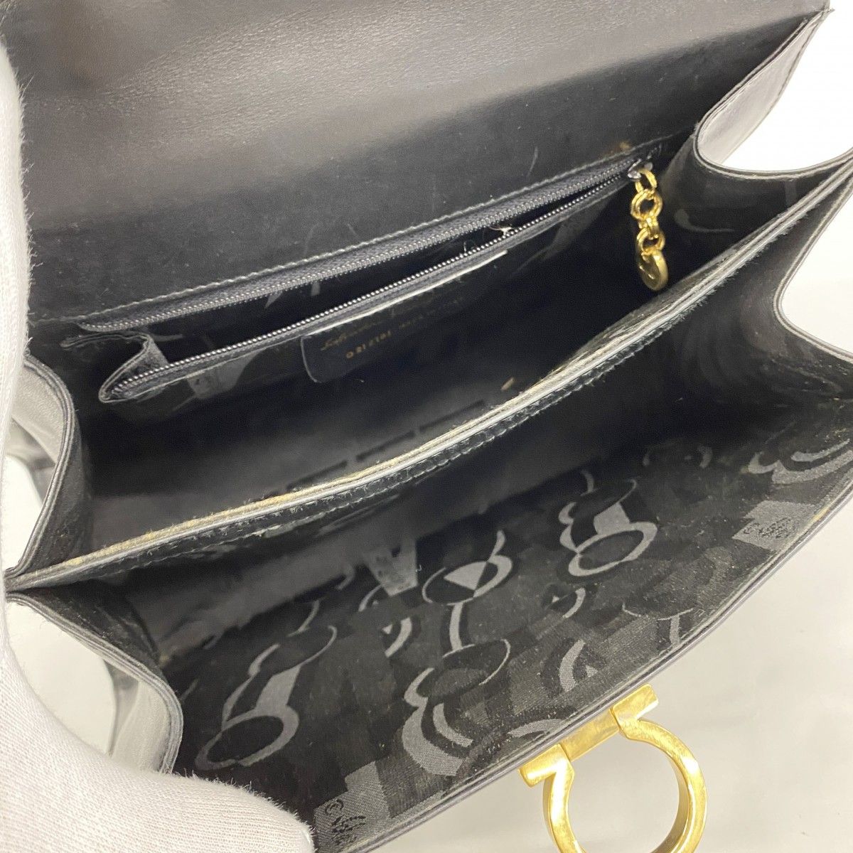 サルヴァトーレフェラガモ　ガンチーニ　レザー　ハンドバッグ　ブラック　ゴールド サルヴァトーレフェラガモ ガンチーニ ハンドバッグ レザー ブラック