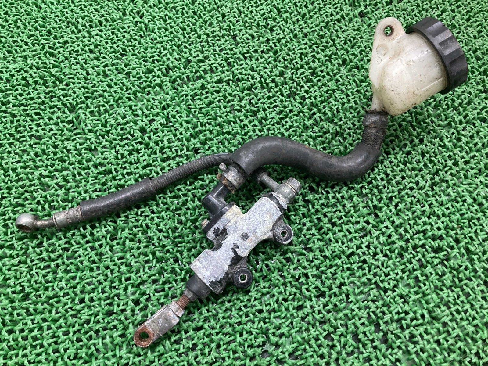 CBR400Fフォーミュラ3 リアブレーキマスター ホンダ 純正 NC17 当時物 リザーバータンク ペイント素材に 割れ欠け無し lC