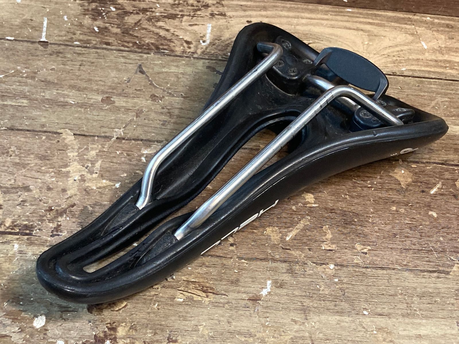 直送商品 HD038 セラ SELLE SMP ヘル HELL サドル 143mm 黒 SELLE SMP