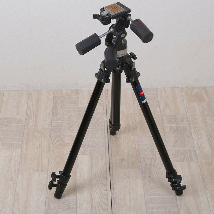 B 三脚