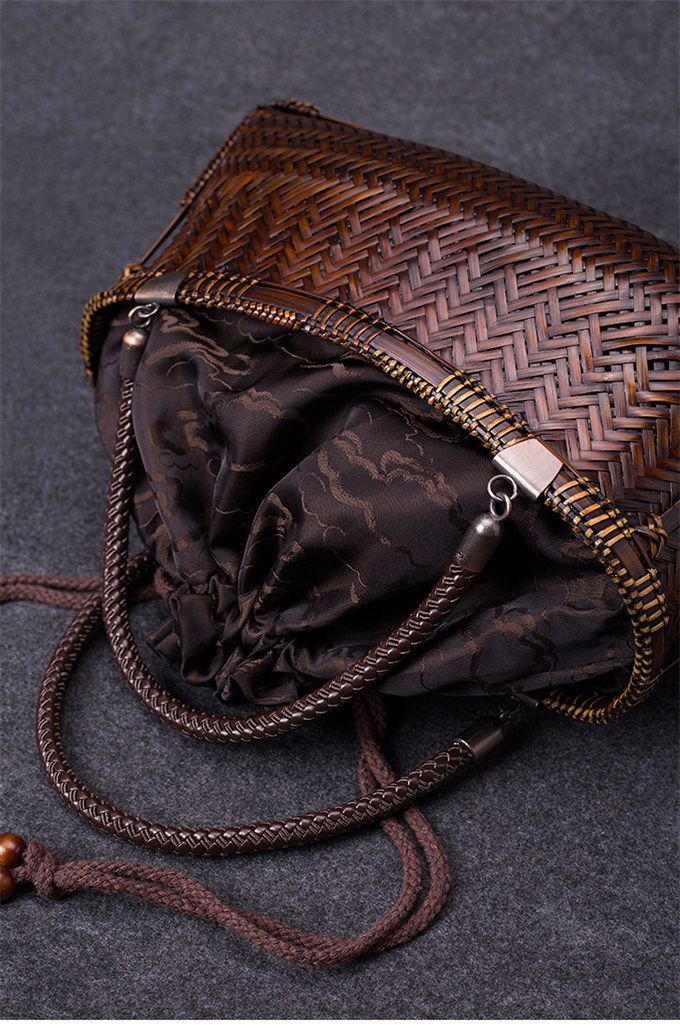 【新品未使用】Roger Vivier ラフィアバッグ　かごバッグ 定価19万円 新品未使用】Roger Vivier ラフィアバッグ かごバッグ 定価19万