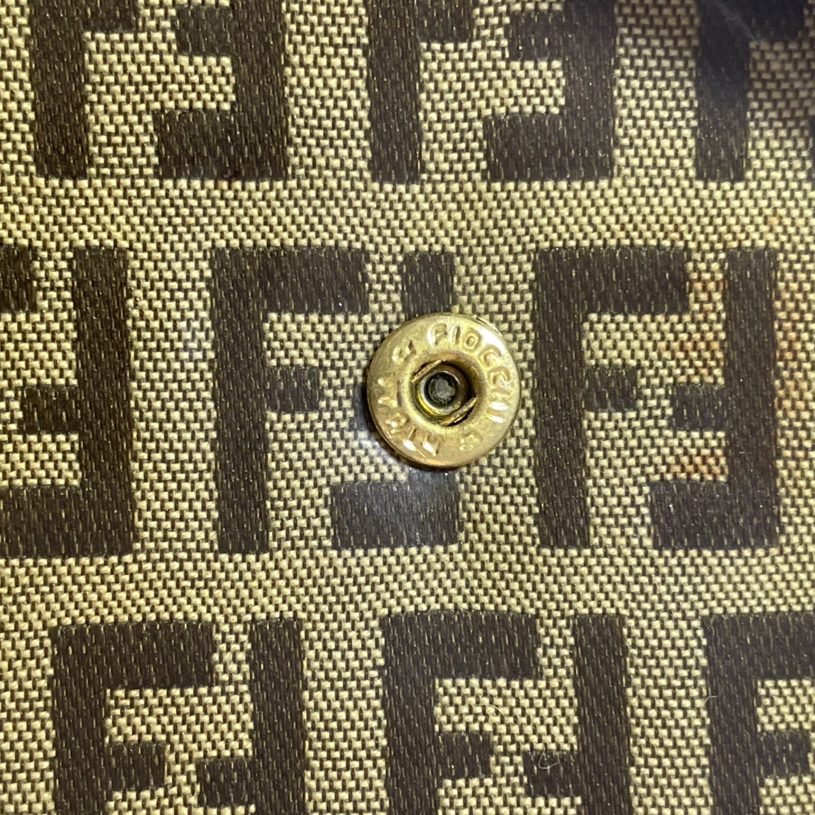 極美品　綺麗　FENDI フェンディ　折り財布　ズッカ柄　FFロゴ　グリーン ☆ 【美品】FENDI フェンディ 二つ折り財布 ズッカ柄 ロゴ柄