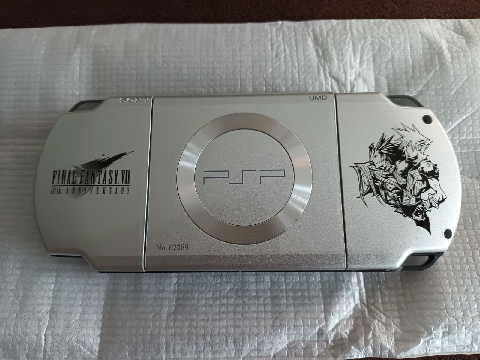 極美品 ほぼ新品 PSP 本体 FF7 ファイナルファンタジー クライシスコア