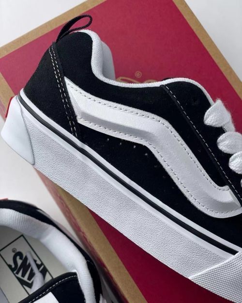 VANS (ヴァンズ バンズ) Knu Skool ニュースクール スニーカー Black x True White VN0009QC6BT