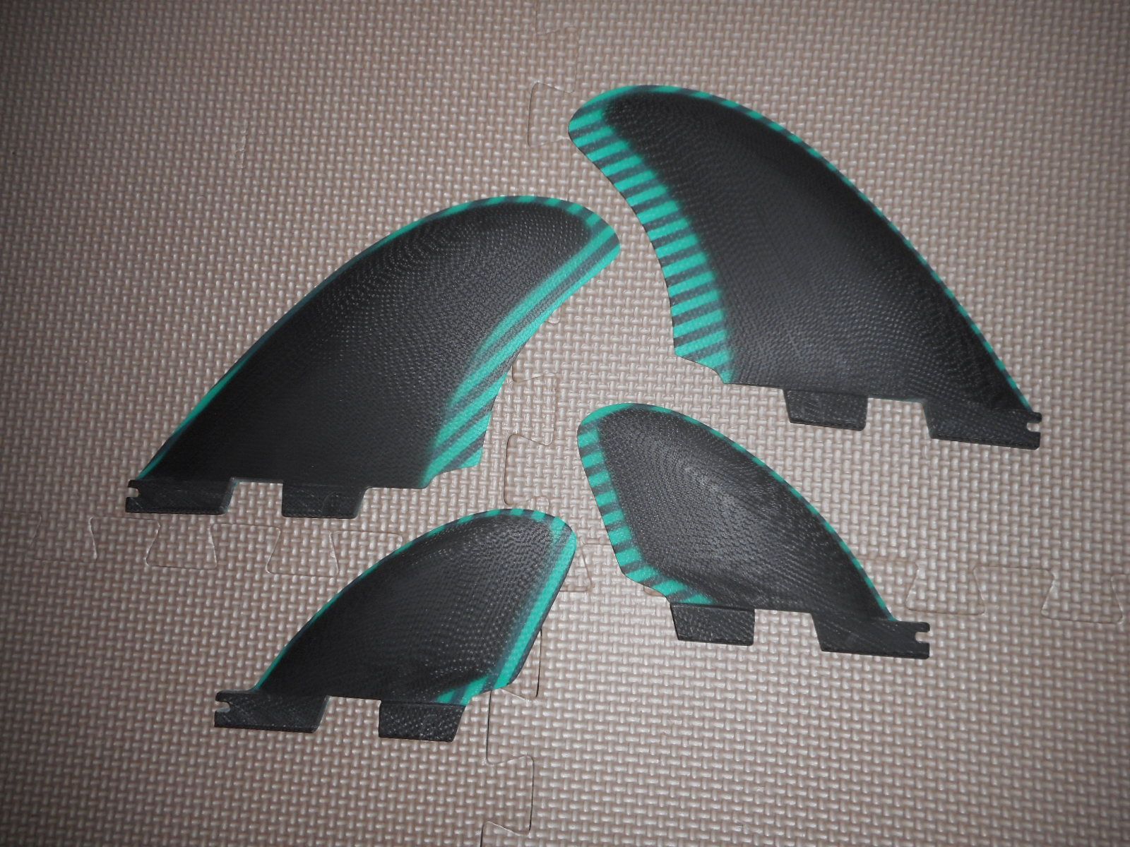 送料無料△FCS II Quad KEEL FIN SET ブラック×グリーン 新品