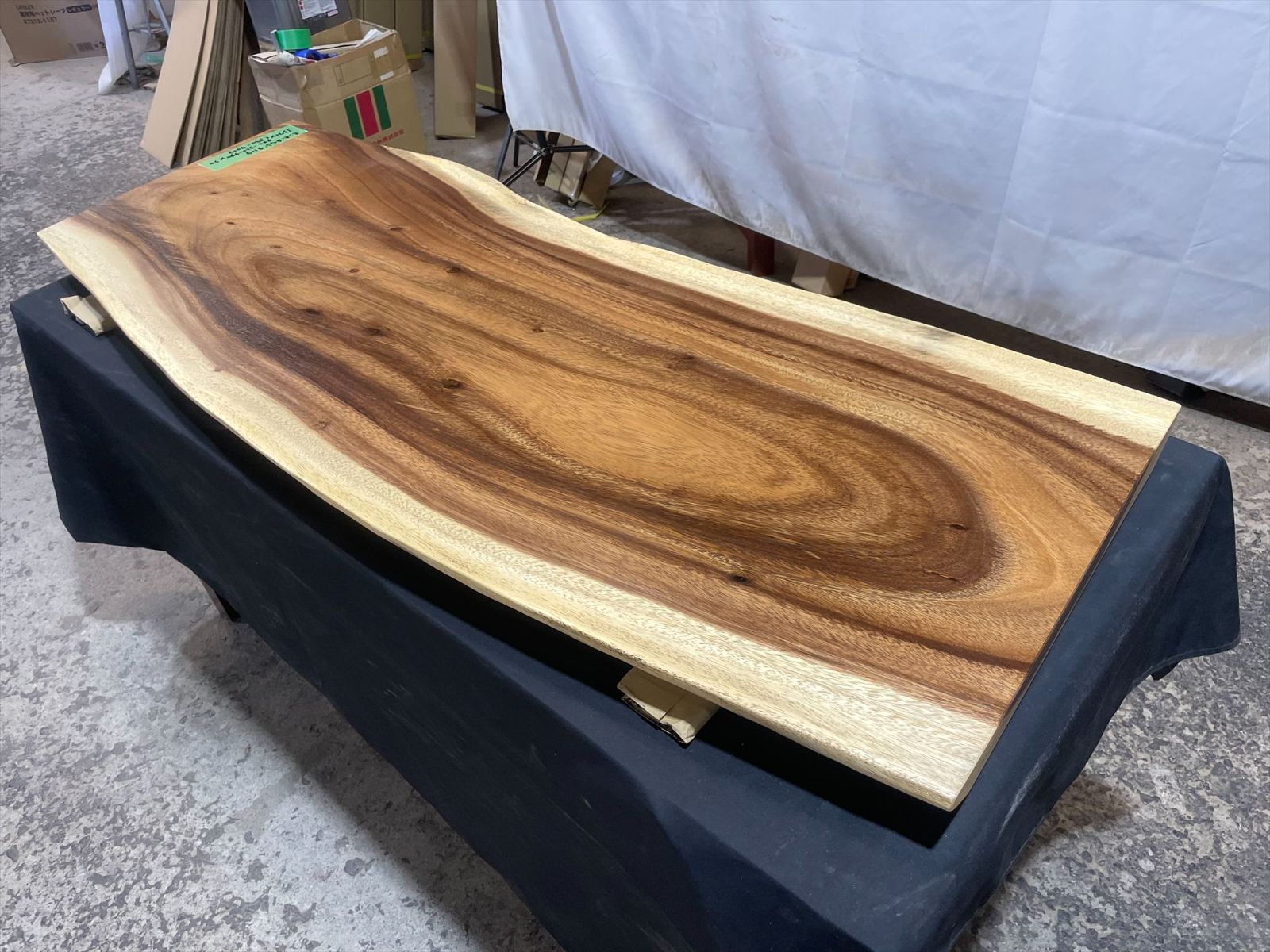 【kz様専用】モンキーポッド4114　花林材ローテーブル特注寸法脚付き　一枚板無垢 乾燥材　1370ｘ440-520-480ｘ50mm カウンター　センターテーブル　ダイニングテーブル