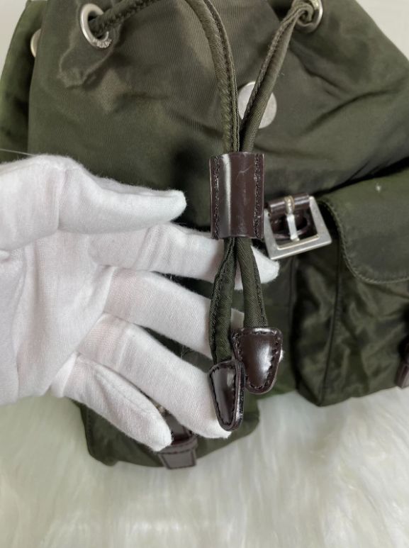 PRADA プラダ　三角ロゴ　ナイロン　カーキ　巾着　リュック　バックパック PRADA リュック テスートナイロン カーキ バイカラー 三角ロゴ