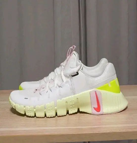 ナイキ ウィメンズ フリー メトコン5 235サイズ 箱なし