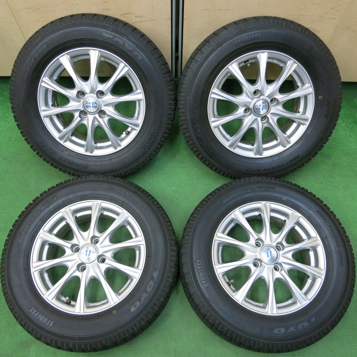 送料無料* バリ溝！キレイ！9.5分☆スタッドレス 185/70R14 トーヨー 