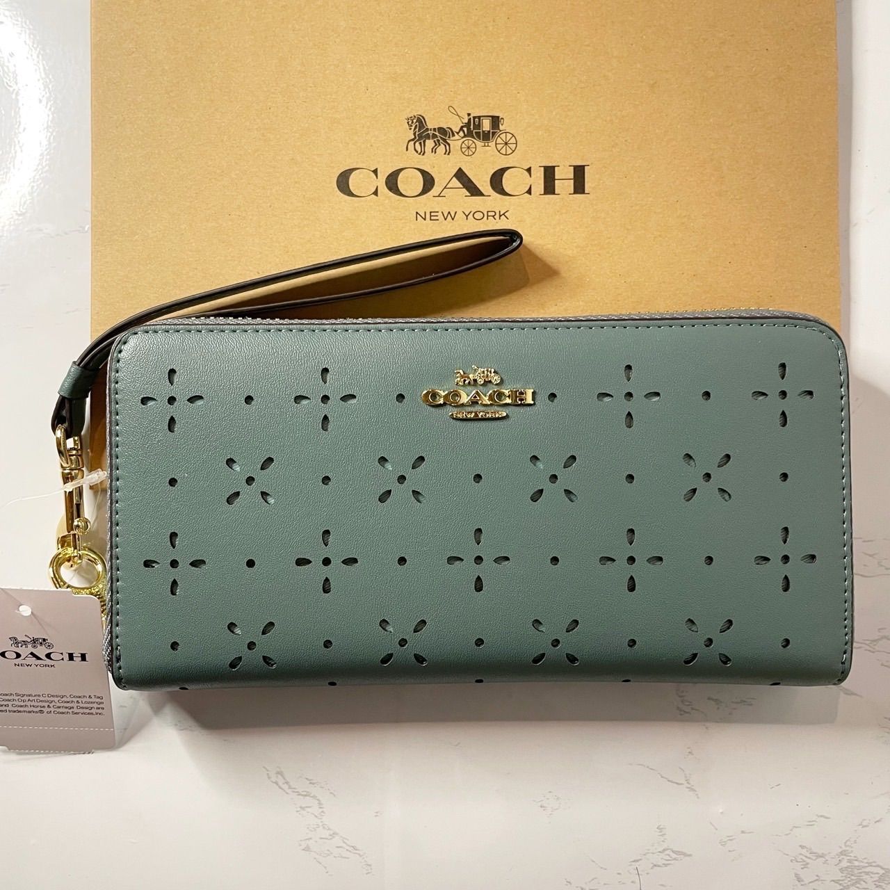 COACH グリーン 花柄 フラワー 透かし花柄 長財布 - Miki shop - メルカリ