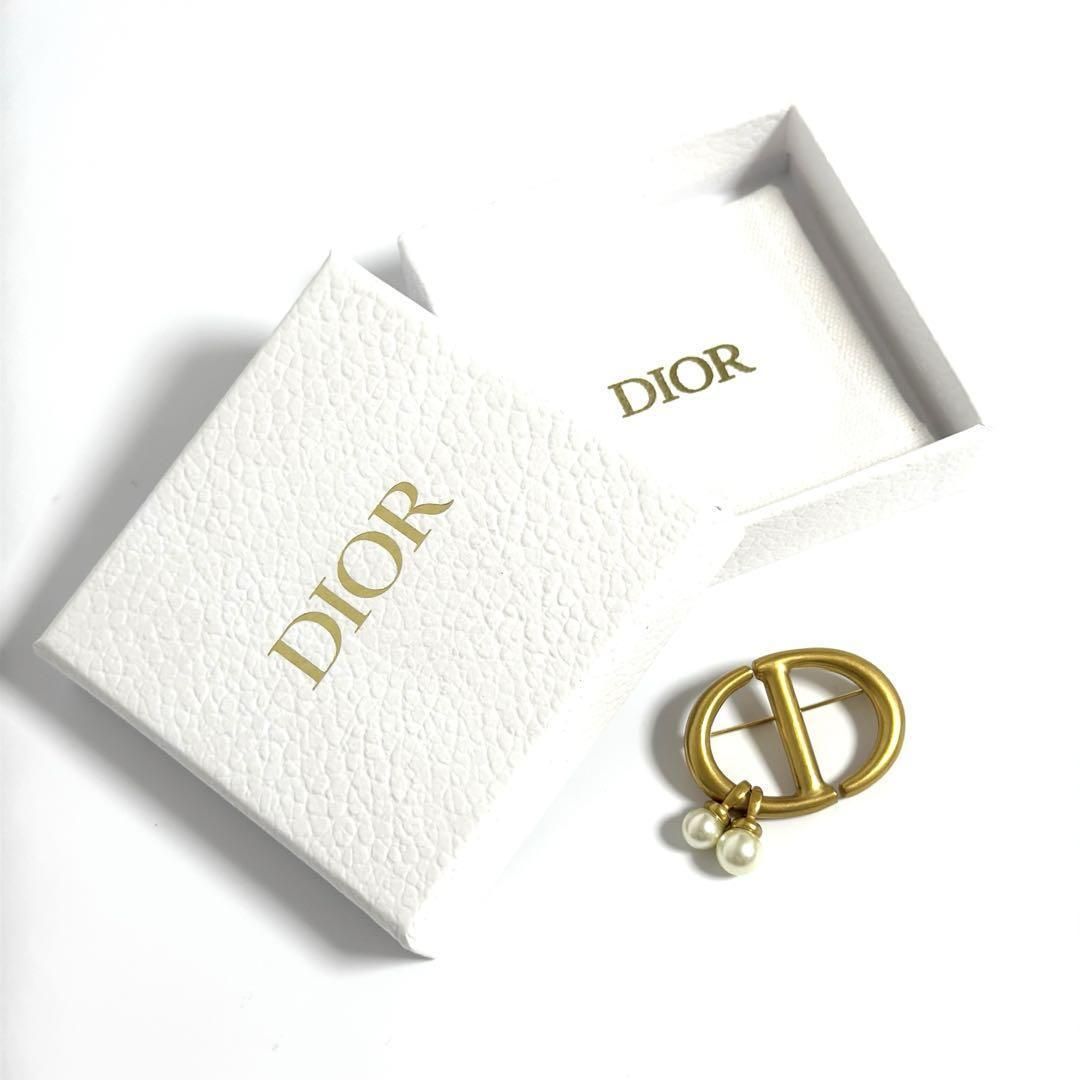 【未使用】ディオール　レディース　CD　Navy　ブローチ　ピンバッジ 未使用】ディオール レディース CD Navy ブローチ ピンバッジ - メルカリ