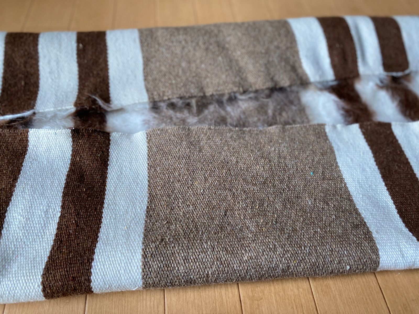 4色のアンゴラヤギのモヘアで織られ手織りの毛布シイルトバッタニィエ