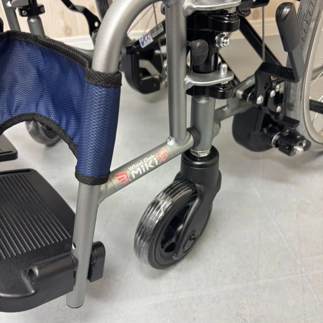 消毒済 中古 車椅子】すぐ使える車椅子 美品 Miki CRT-3LoB 自走介助