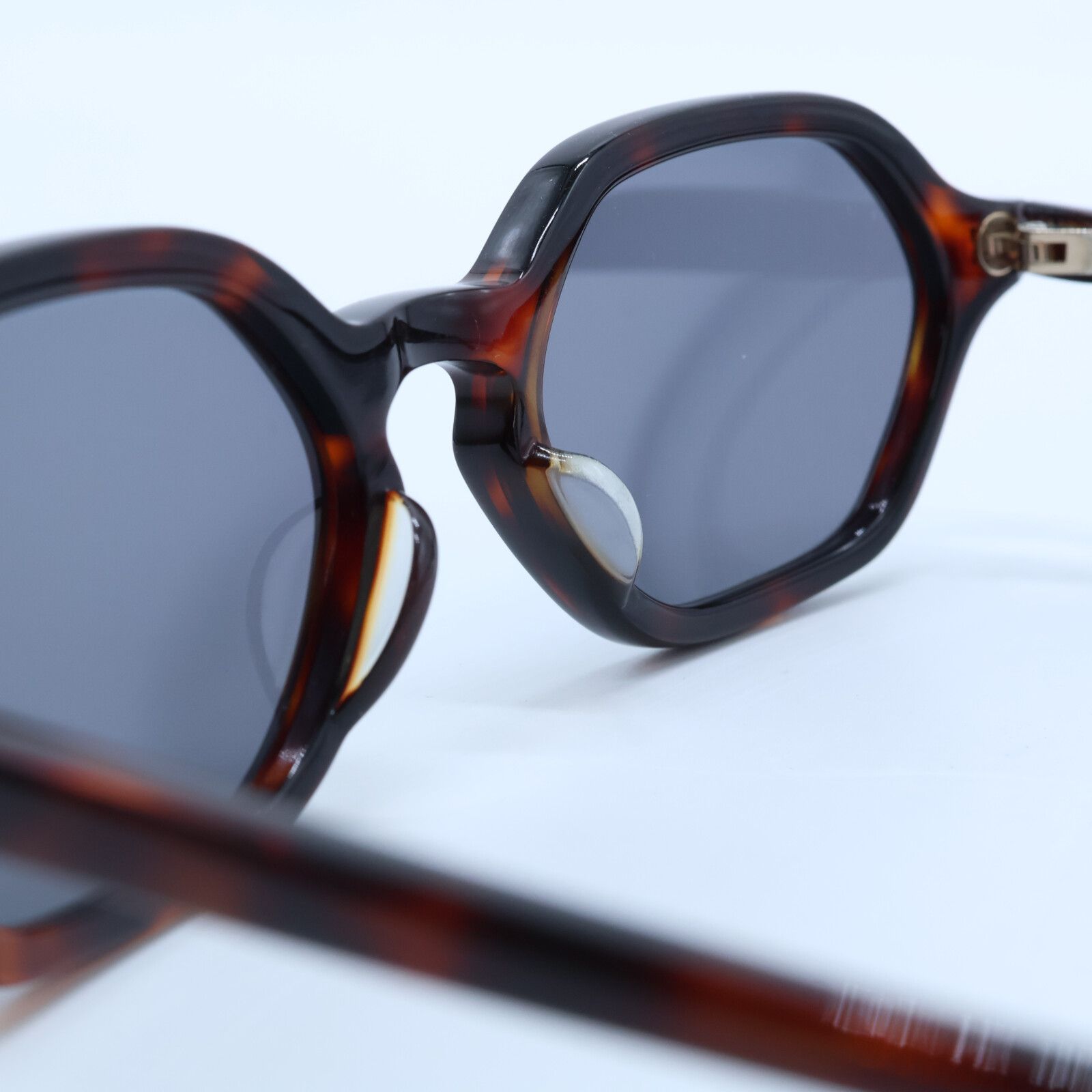 Peep inside head サングラス（グレー）柴田ひかり 柴田ひかりが手掛けるPEEP INSIDE HEADより夏に向けた新作