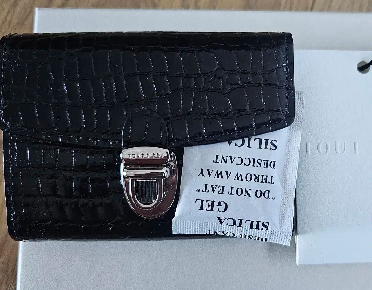 TOUT Y EST 財布数回使用ほぼ美品】TOUT Y ESTミニウォレット TOUT Y