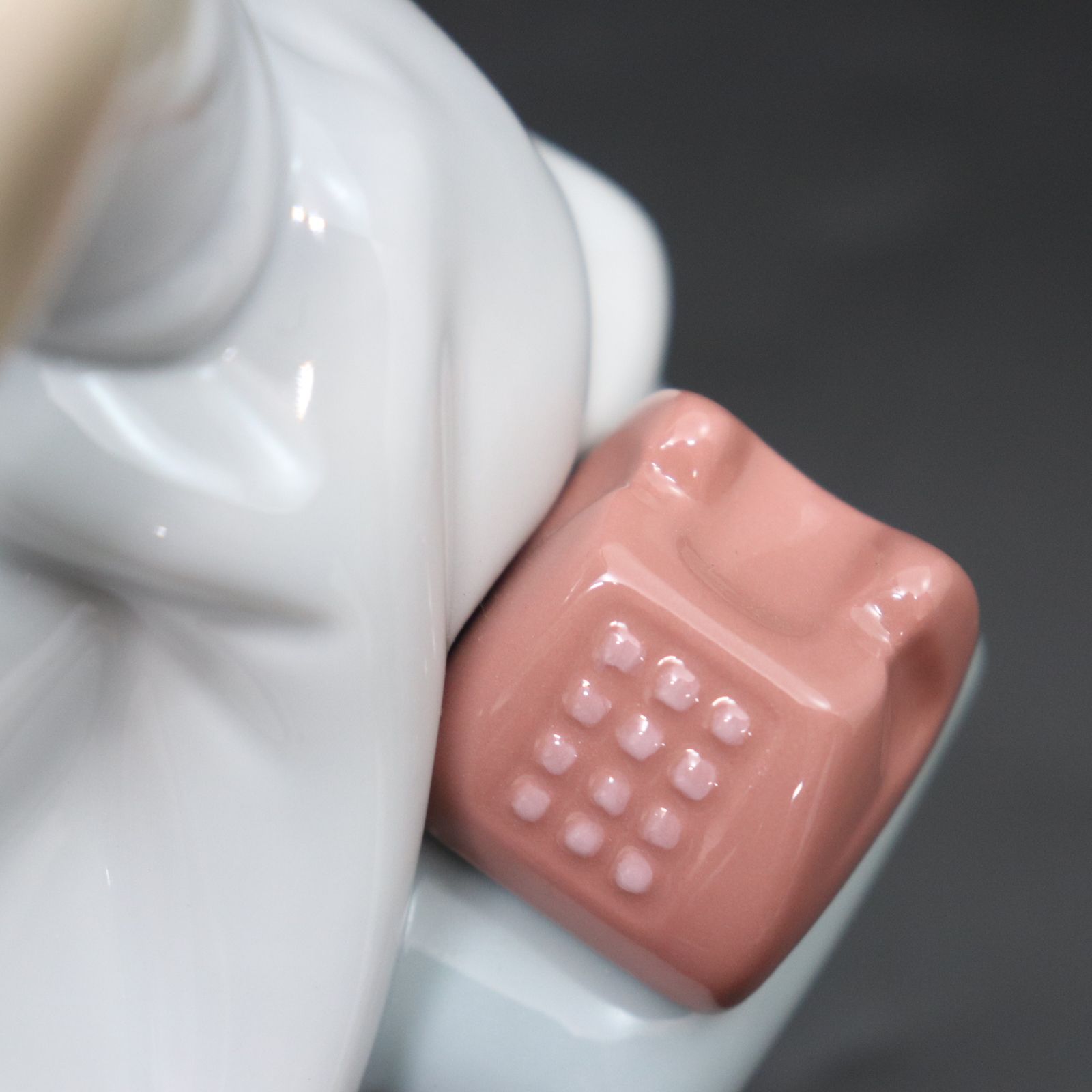 ITEJXG29SC8G リヤドロ 5466 大事な電話 少女 女の子 犬 電話 フィギュ