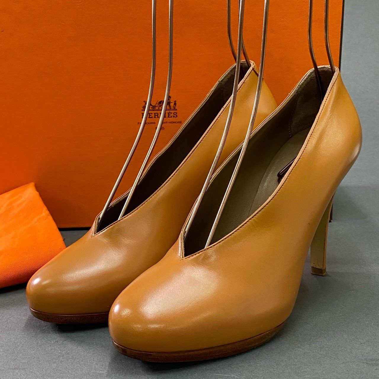 2c11 【美品】 HERMES エルメス Vデザイン レザーヒールパンプス 35 1 