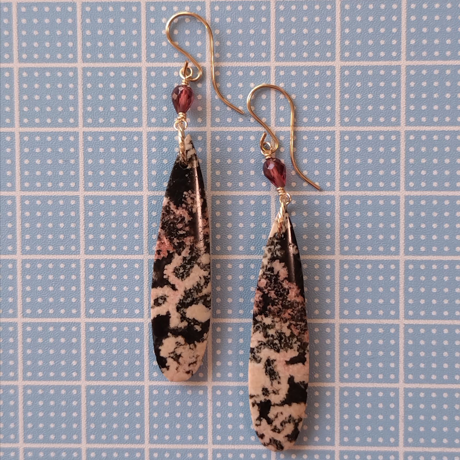 天然石♡レア♡桜舞散るレッドスノーフレークオブシディアンのピアス14kgf 天然石♡レア♡桜舞散るレッドスノーフレークオブシディアンの