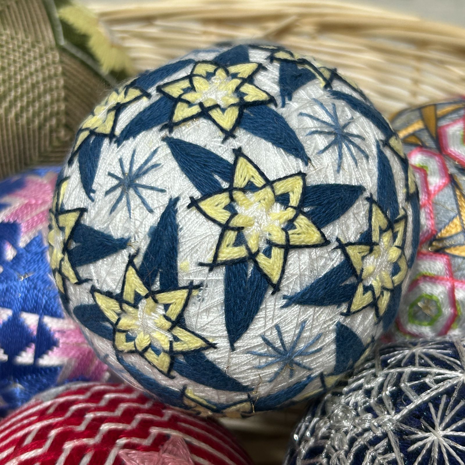 手毬25-5-17】てまり・手鞠・白地にお花の手まり・手作り・約9cm